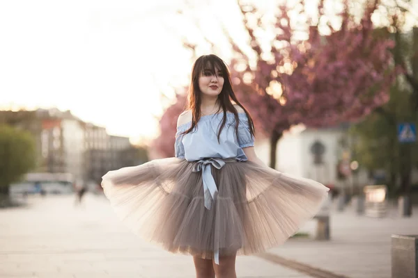 Νεαρό κορίτσι Ασιάτες με μοντέρνο φόρεμα που θέτουν σε μια παλιά Κρακοβία — Φωτογραφία Αρχείου