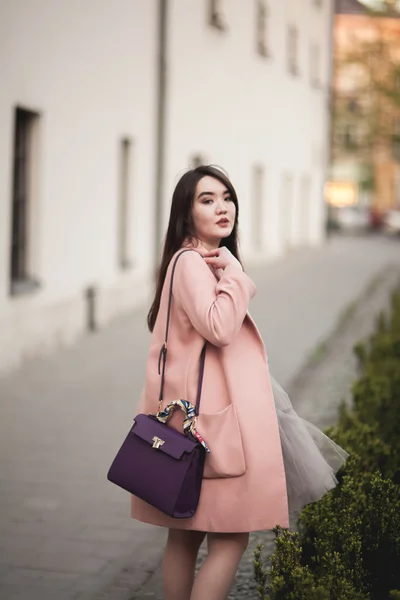 Junge asiatische Mädchen mit modernem Kleid posieren in einem alten Krakow — Stockfoto