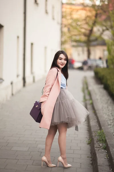 Jovens asiáticos menina com vestido moderno posando em uma velha Cracóvia — Fotografia de Stock