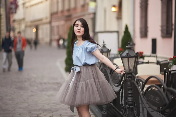 Jóvenes asiáticos chica con vestido moderno posando en una vieja Cracovia — Foto de Stock