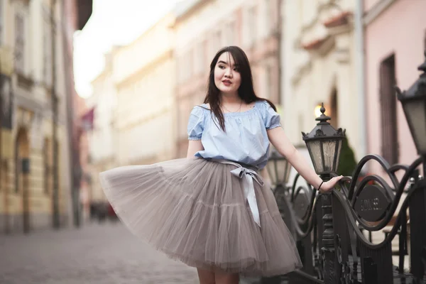 Jóvenes asiáticos chica con vestido moderno posando en una vieja Cracovia — Foto de Stock