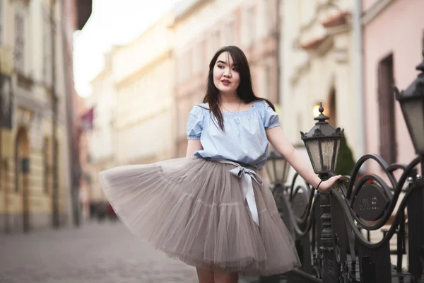 Jovens asiáticos menina com vestido moderno posando em uma velha Cracóvia — Fotografia de Stock