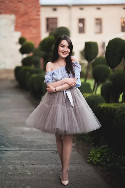 Jeune fille asiatique avec robe moderne posant dans une vieille Cracovie — Photo