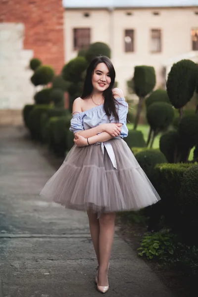 Junge asiatische Mädchen mit modernem Kleid posieren in einem alten Krakow — Stockfoto