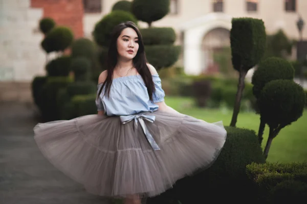 古いクラクフのポーズ モダンなドレスを持つアジア人少女 — ストック写真
