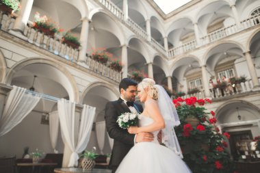 Lüks evli çift, gelin ve damat eski şehirde poz veriyor.