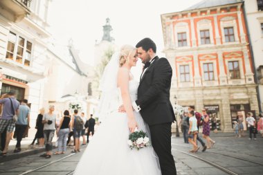 Lüks evli çift, gelin ve damat eski şehirde poz veriyor.