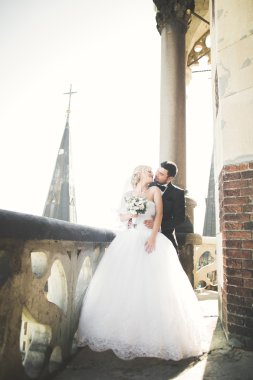 Öpüşen düğün çifti güzel manzarada kalıyor.