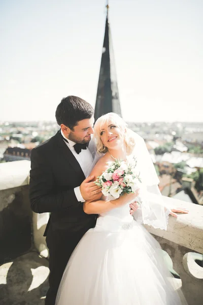 Casal bonito elegante beijando e abraçando no fundo vista panorâmica da cidade velha — Fotografia de Stock