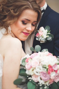 Sadece evli evlilik çift poz ve gelin el buketi içinde tutan