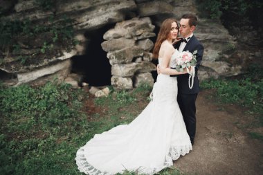 Nea kayalar poz neşeli evli evlilik çift