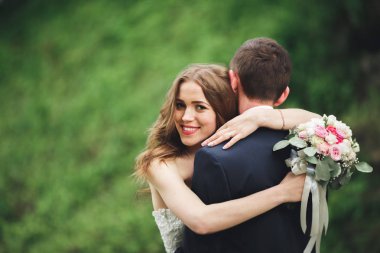 Mutlu düğün kaç sarılma ve birbirlerine arka plan güzel bitkiler kale üzerinde gülümseyen