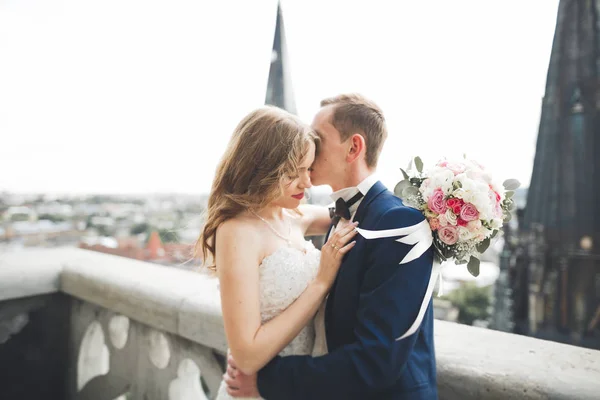 Gorgeous wedding couple walking in the old city of Lviv — Stock Photo, Image