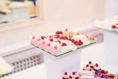 Enfes ve lezzetli bir tatlı masası ve resepsiyonda kapkek fotoğrafları.