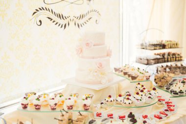 Bir büfe üzerinde pişmiş tatlı çeşitleri