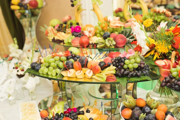 Divers fruits tranchés sucrés sur une table buffet — Photo