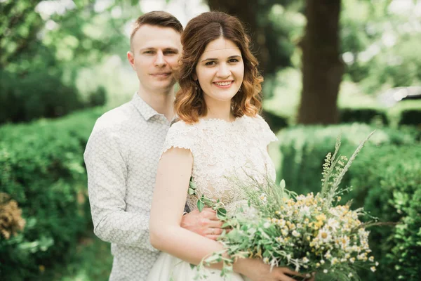 Couple de mariage parfait tenant bouquet de fleurs de luxe — Photo