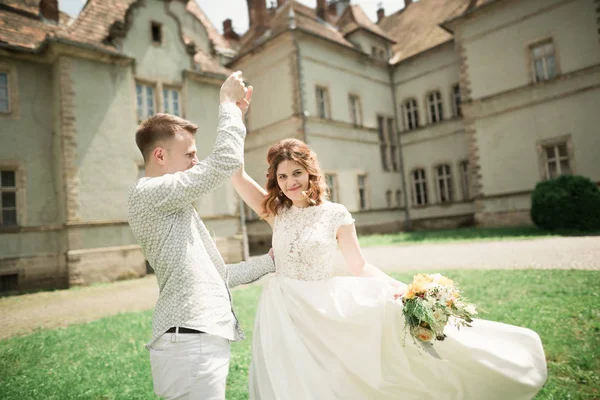 Piękny romantyczny ślub para nowożeńców przytulających się w pobliżu starego zamku — Zdjęcie stockowe