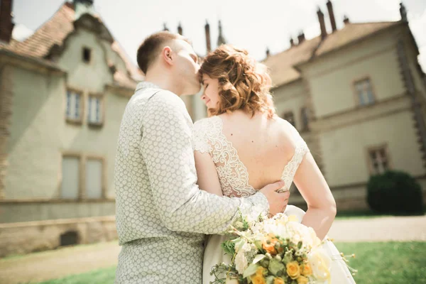 Házasok pózok és csók, egy régi erőd, a háttérben — Stock Fotó