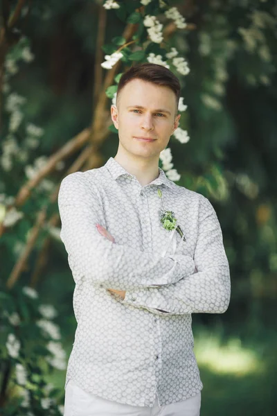 Adam, damat düğün gününde parkta poz