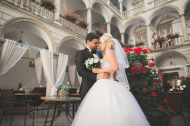 Mükemmel bir çift gelin ve damat düğün günlerinde poz verip öpüşürler.