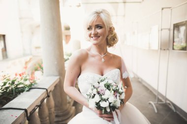 Eski şehirde poz lüks beyaz elbise ile harika gelin