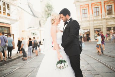 Mükemmel bir çift gelin ve damat düğün günlerinde poz verip öpüşürler.