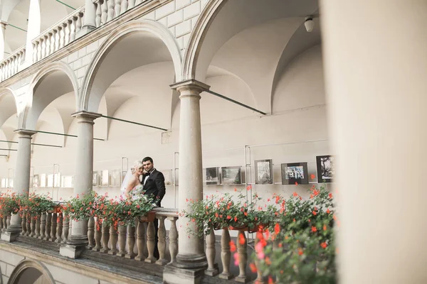 Mükemmel bir çift gelin ve damat düğün günlerinde poz verip öpüşürler.