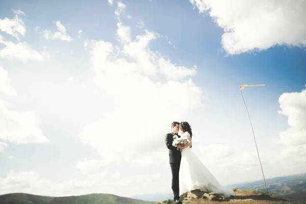 Schöne wunderschöne Braut posiert für Bräutigam und Spaß haben, luxuriöse Zeremonie in den Bergen mit herrlicher Aussicht, Platz für Text, Hochzeitspaar — Stockfoto