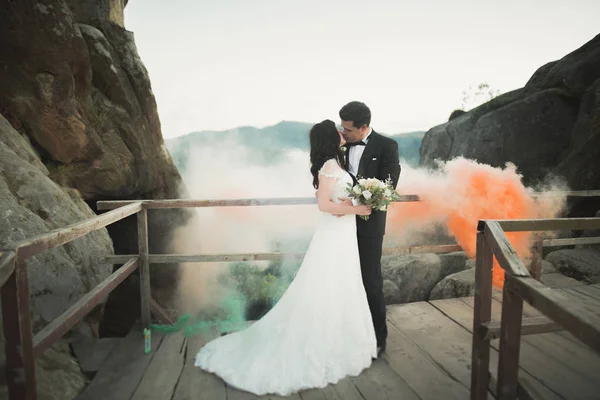 Ślub para w miłości całowanie i przytulanie w pobliżu skał na pięknym krajobrazie — Zdjęcie stockowe