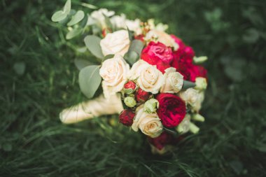 Farklı çiçeklerden oluşan lüks bir düğün buketi.