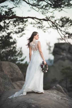 Orman poz buket tutan şık elbiseli güzel gelin