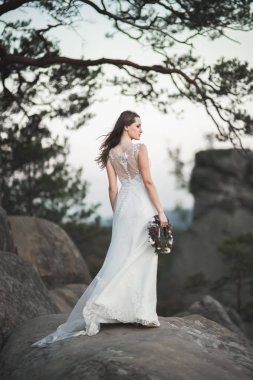 Orman poz buket tutan şık elbiseli güzel gelin