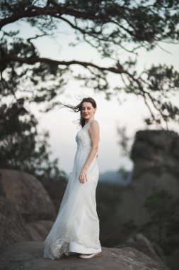 Orman poz buket tutan şık elbiseli güzel gelin