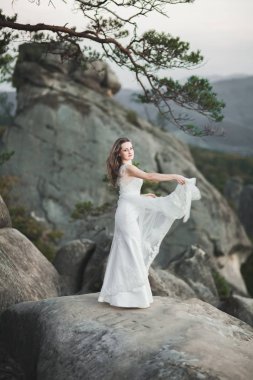 Orman poz buket tutan şık elbiseli güzel gelin