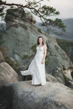 Orman poz buket tutan şık elbiseli güzel gelin