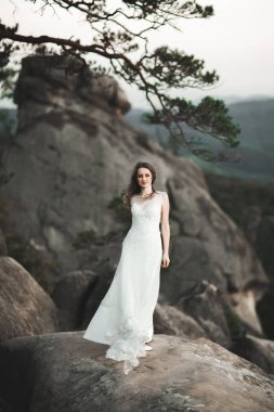 Orman poz buket tutan şık elbiseli güzel gelin