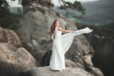 Orman poz buket tutan şık elbiseli güzel gelin