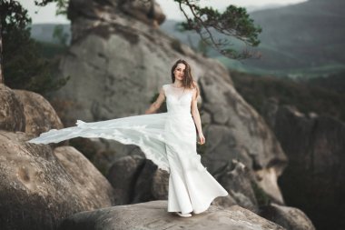 Orman poz buket tutan şık elbiseli güzel gelin