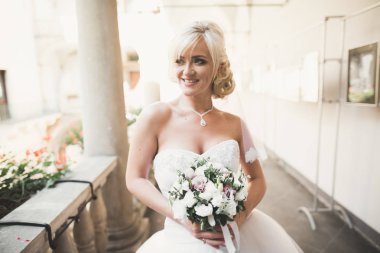 Eski şehirde poz lüks beyaz elbise ile harika gelin