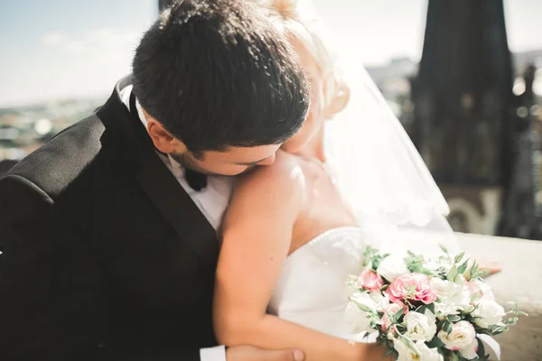 Närbild porträtt av anbud bröllopsparet på sunset — Stockfoto