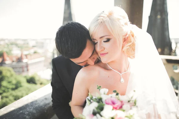 Close up retrato de casal de casamento concurso no pôr do sol — Fotografia de Stock