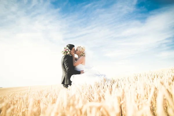 Emocional hermosa novia abrazando novio recién casado en un primer plano de campo — Foto de Stock