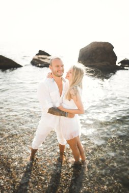 Gün batımında sahilde yürüyüş sadece evli evlilik çift.