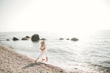 mutlu sadece evli genç düğün kutluyor çift ve güzel bir plaj gün batımında iyi eğlenceler