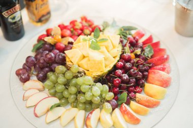 Çeşitli tatlı meyve büfesi masada dilimlenmiş.