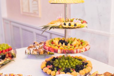 Enfes ve lezzetli bir tatlı masası ve resepsiyonda kapkek fotoğrafları.