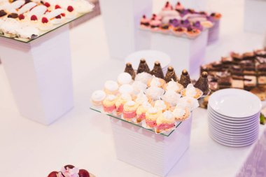 Çeşitli lezzetli tatlılar, yemek fikirleri ve kutlamalarla dolu bir büfe.