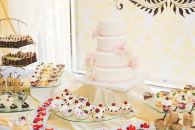 Bir büfe üzerinde pişmiş tatlı çeşitleri