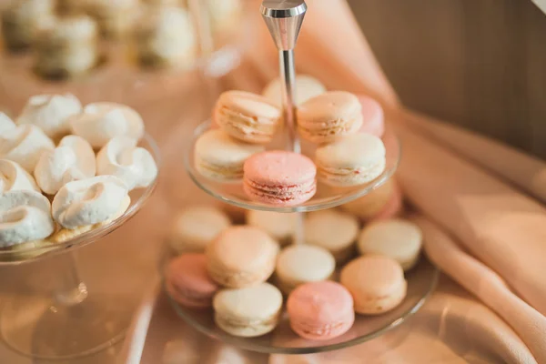 Deliciosa e saborosa mesa de sobremesa com cupcakes tiros na recepção closeup — Fotografia de Stock